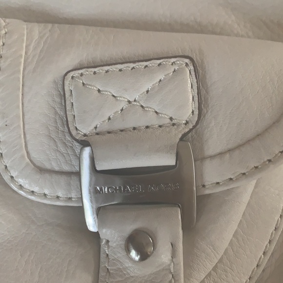 Michael Kors ivory pebbled leather, hobo with front pockets .  mint condition - Picture 4 of 13